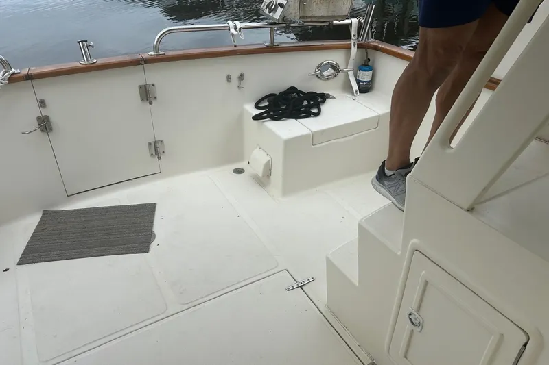  Yacht Photos Pics 2006 Mariner Orient boat deck with steps, rope, and water view.