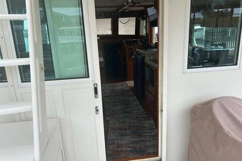  Yacht Photos Pics Interior view of a 2006 Mariner Orient boat, featuring a cozy cabin entrance.