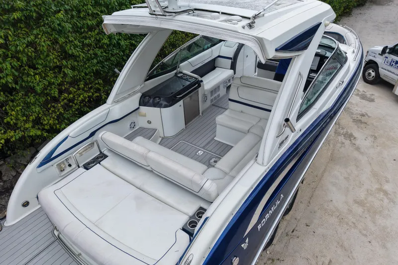 M/v Summer Wind Yacht Photos Pics 2018 Formula 350 Crossover Bowrider OB with spacious seating and sleek design.