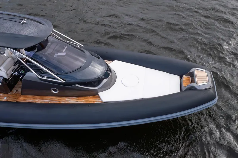 T/t Gypzy Yacht Photos Pics 2024 SACS Strider 11 luxury boat with sleek design on water.