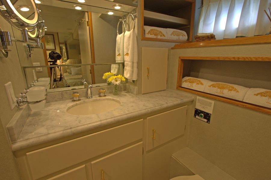 1980 Palmer Johnson Cockpit Motoryacht