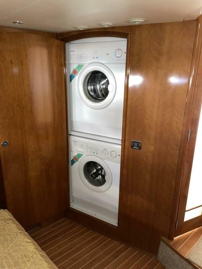 2006 Carver 56 