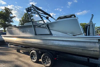 Avalon Catalina Entertainer - 25'