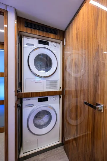 Command At Sea Yacht Photos Pics 2022 Riviera 505 Suv - Image 88