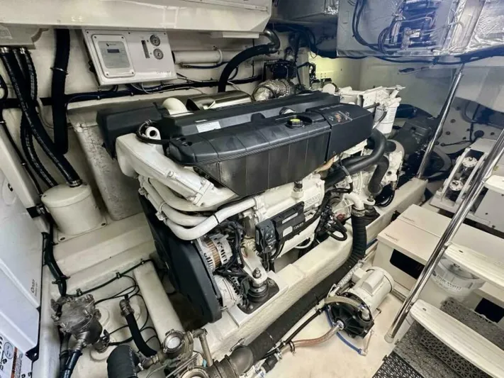 Command At Sea Yacht Photos Pics 2022 Riviera 505 Suv - Image 90