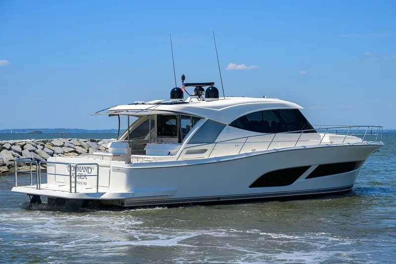 Command At Sea Yacht Photos Pics 2022 Riviera 505 Suv - Image 8