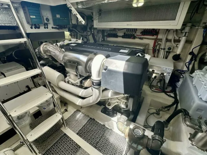 Command At Sea Yacht Photos Pics 2022 Riviera 505 Suv - Image 91