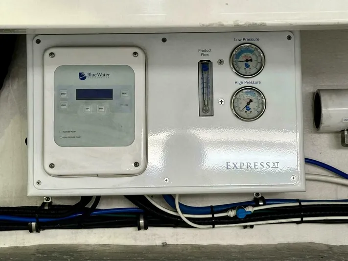 Command At Sea Yacht Photos Pics 2022 Riviera 505 Suv - Image 95