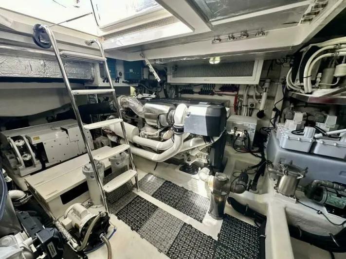 Command At Sea Yacht Photos Pics 2022 Riviera 505 Suv - Image 89