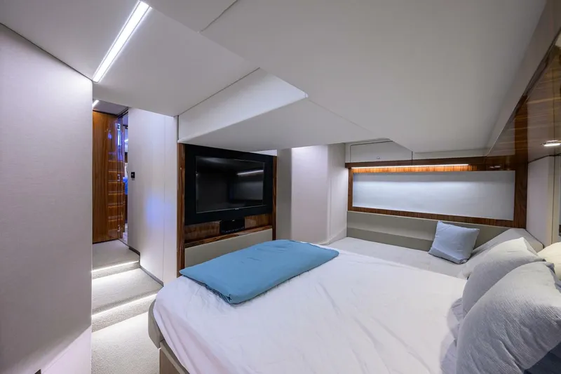 Command At Sea Yacht Photos Pics 2022 Riviera 505 Suv - Image 65