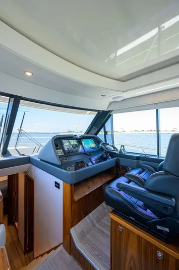 Command At Sea Yacht Photos Pics 2022 Riviera 505 Suv - Image 54
