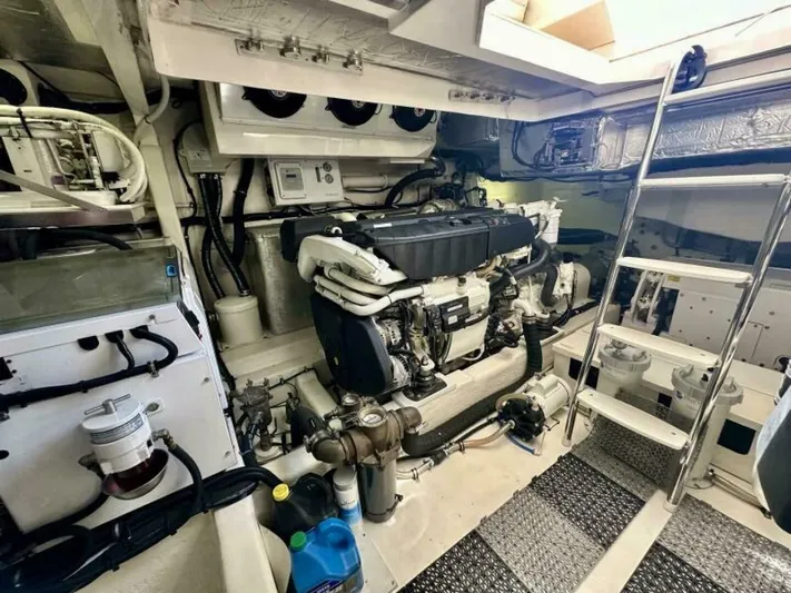 Command At Sea Yacht Photos Pics 2022 Riviera 505 Suv - Image 98