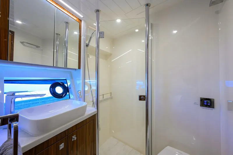 Command At Sea Yacht Photos Pics 2022 Riviera 505 Suv - Image 84