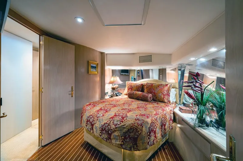 Enchantress Yacht Photos Pics 1997 Hatteras 65 Convertible - Image 32