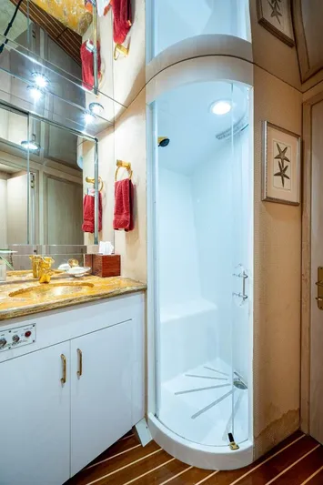 Enchantress Yacht Photos Pics 1997 Hatteras 65 Convertible - Image 42