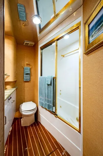 Enchantress Yacht Photos Pics 1997 Hatteras 65 Convertible - Image 36