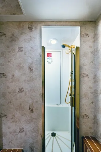 Enchantress Yacht Photos Pics 1997 Hatteras 65 Convertible - Image 49