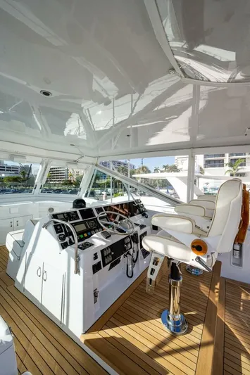 Enchantress Yacht Photos Pics 1997 Hatteras 65 Convertible - Image 51