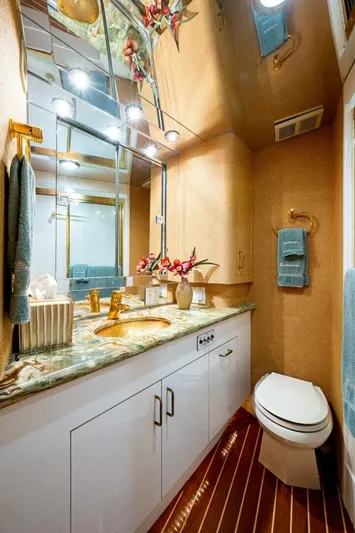 Enchantress Yacht Photos Pics 1997 Hatteras 65 Convertible - Image 35