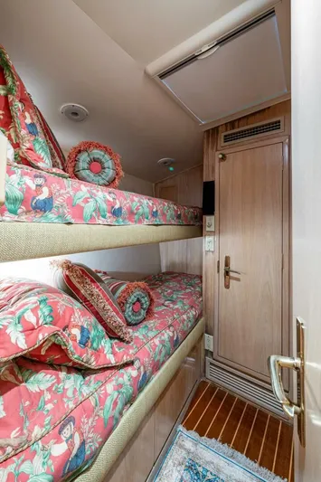 Enchantress Yacht Photos Pics 1997 Hatteras 65 Convertible - Image 43