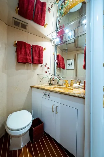 Enchantress Yacht Photos Pics 1997 Hatteras 65 Convertible - Image 41