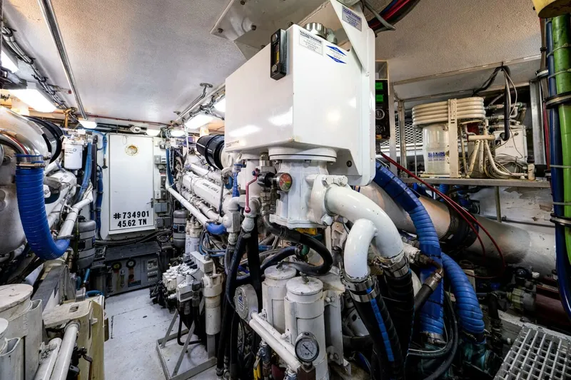 Enchantress Yacht Photos Pics 1997 Hatteras 65 Convertible - Image 68