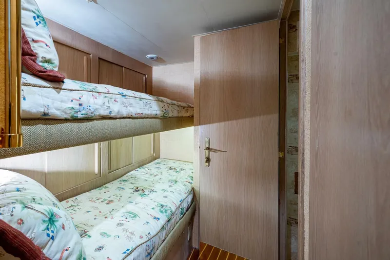 Enchantress Yacht Photos Pics 1997 Hatteras 65 Convertible - Image 46