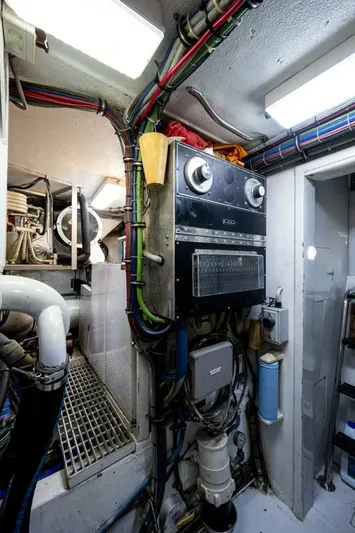 Enchantress Yacht Photos Pics 1997 Hatteras 65 Convertible - Image 69