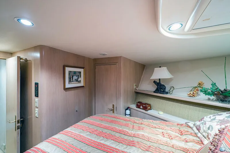 Enchantress Yacht Photos Pics 1997 Hatteras 65 Convertible - Image 38