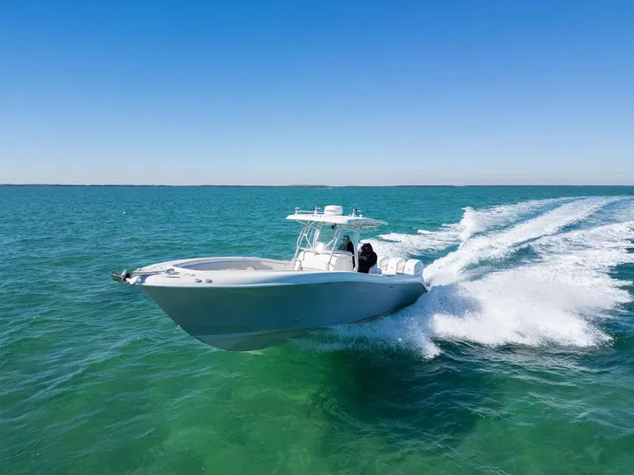 Trident Yacht Photos Pics 2007 Hydra-Sports Vector 3300 CC speeding on open water.