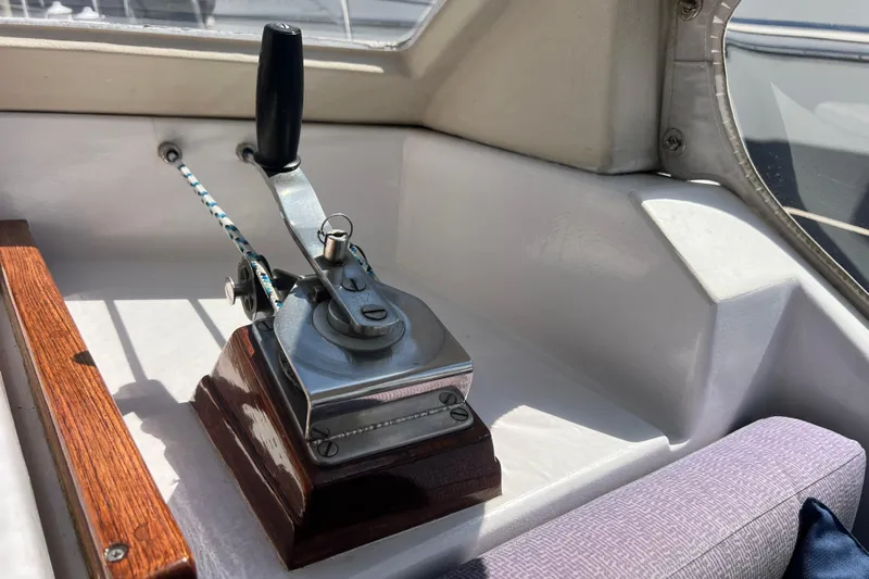 Hobo Tiempo Yacht Photos Pics Throttle control lever on 1986 Amel Mango sailboat, featuring wooden and metal components.