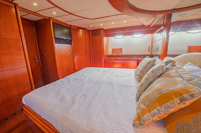 Isabella K Yacht Photos Pics 