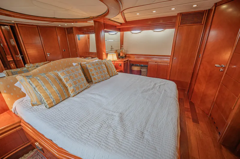 Isabella K Yacht Photos Pics 