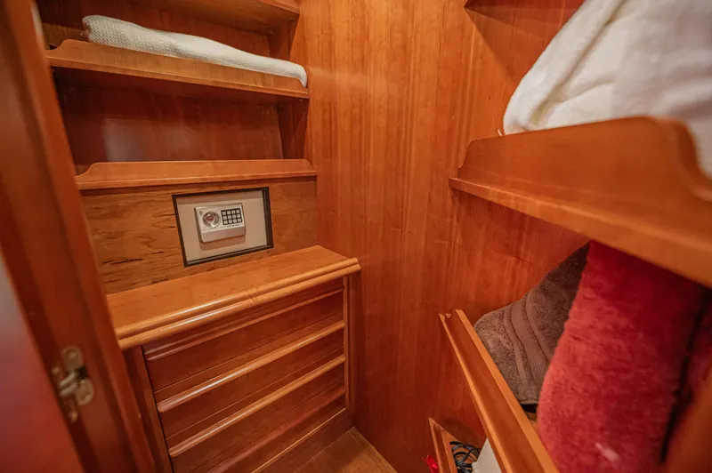 Isabella K Yacht Photos Pics 