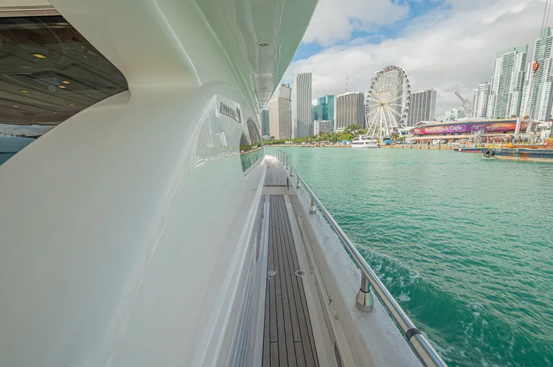 Isabella K Yacht Photos Pics 