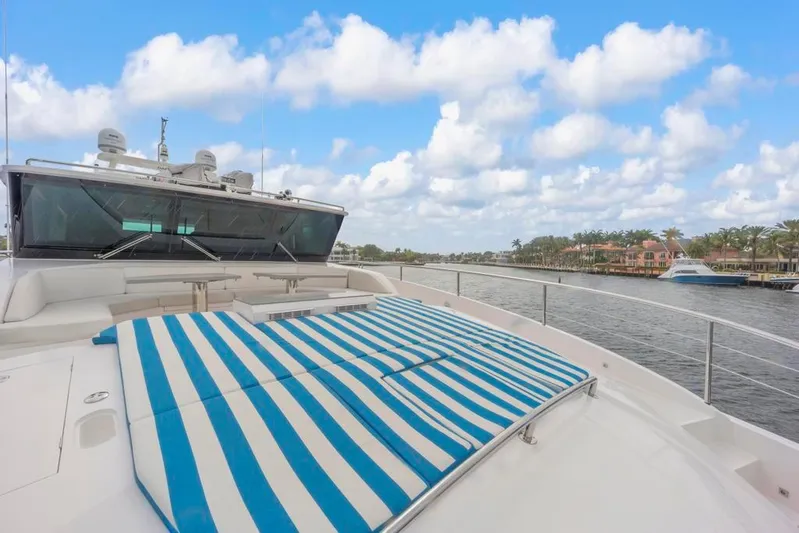 Bella Tu Yacht Photos Pics Bow Blue Stripe Sunpad 2