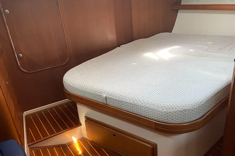 Priva Sea Yacht Photos Pics 2003 Island Packet 485 yacht cabin with wooden interior and cozy bed.