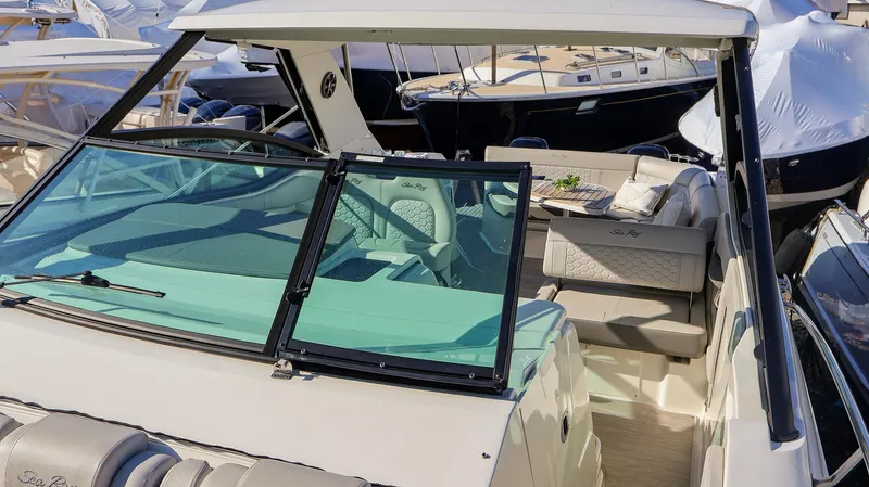 4743jg Yacht Photos Pics 2021 Sea Ray 320 Sundancer boat with sleek design and spacious seating.