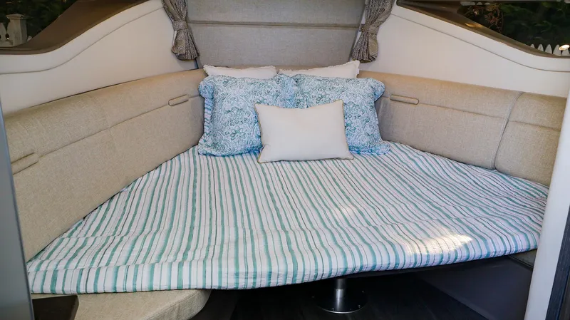 4743jg Yacht Photos Pics 2021 Sea Ray 320 Sundancer cabin with cozy bedding and pillows.