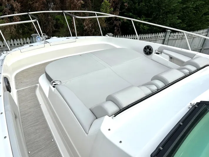 4743jg Yacht Photos Pics 2021 Sea Ray 320 Sundancer boat with spacious sun deck and comfortable seating.