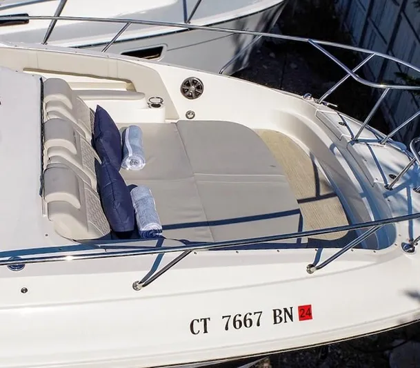 4743jg Yacht Photos Pics 2021 Sea Ray 320 Sundancer boat with cushioned seating and towels.