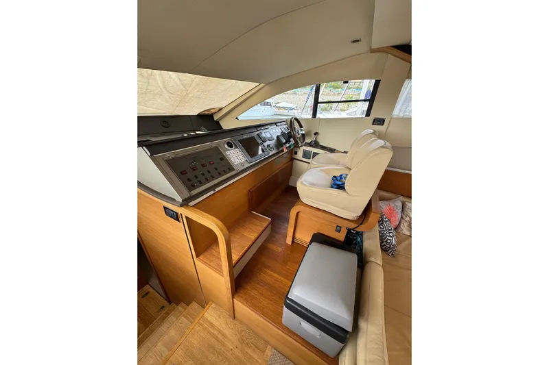 My Law Yacht Photos Pics 2007 Fairline Phantom 48 yacht helm with leather seating and modern control panel.