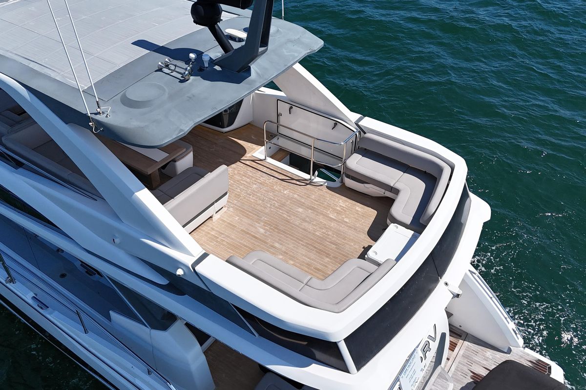 2022 Pearl 62 