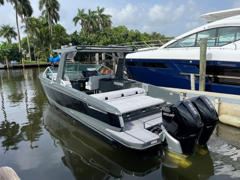 2022 Aviara AV32 Outboard