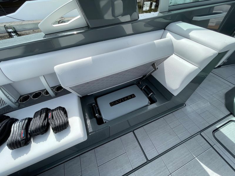 2022 Aviara AV32 Outboard