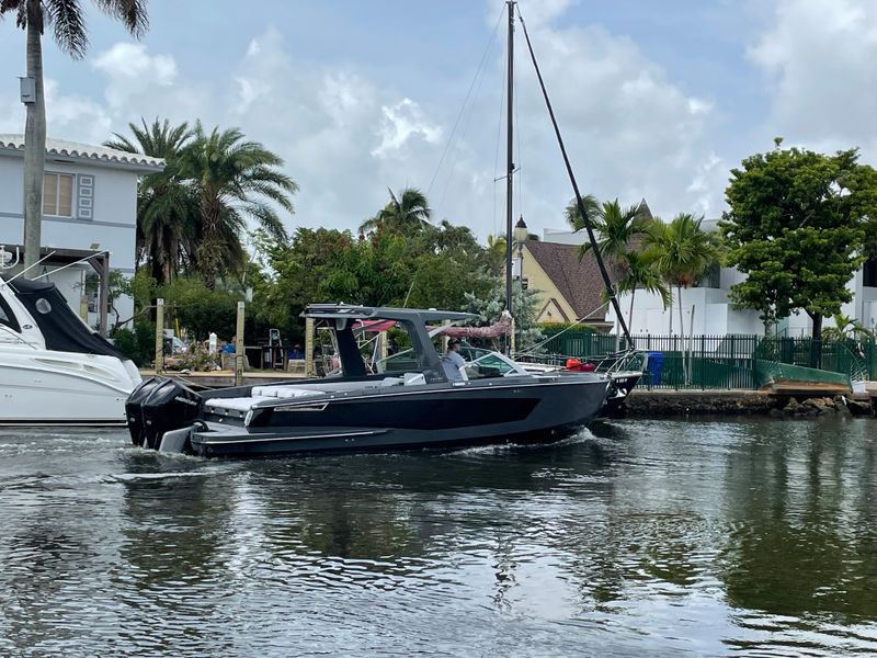 2022 Aviara AV32 Outboard