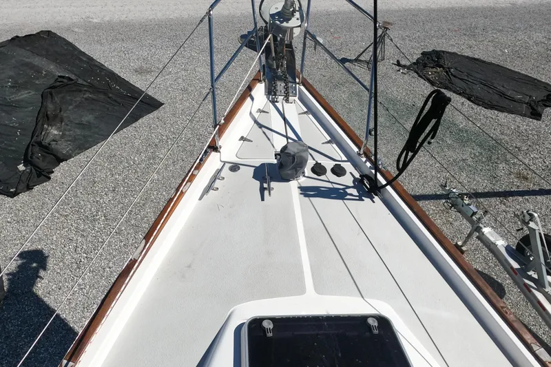  Yacht Photos Pics 2005 Catalina Morgan 440 sailboat deck with rigging and equipment.