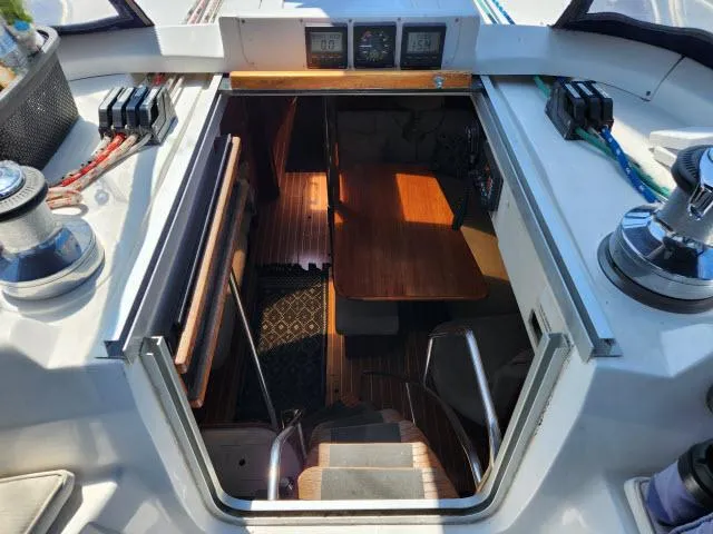 Plan B Yacht Photos Pics Interior view of 1998 Hunter 450 Passage sailboat, showing cabin entrance and seating area.