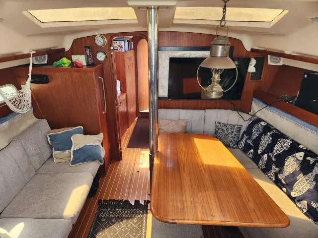 Plan B Yacht Photos Pics Interior of 1998 Hunter 450 Passage sailboat with cozy seating and wooden table.