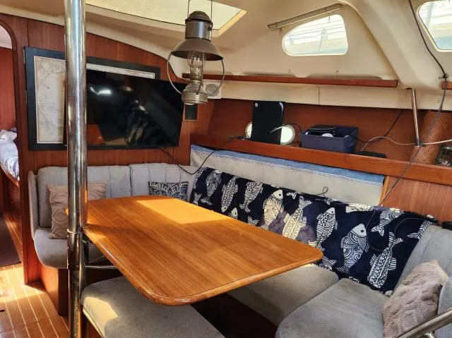 Plan B Yacht Photos Pics Interior of 1998 Hunter 450 Passage sailboat with cozy dining area and nautical decor.